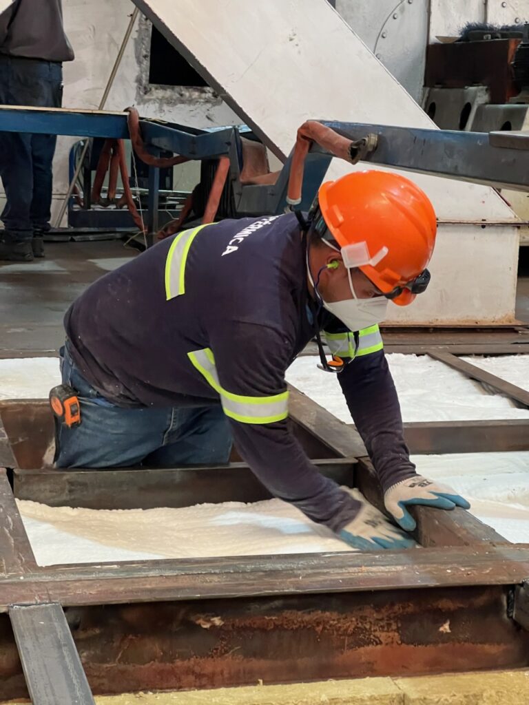 Instalación de manta de fibra cerámica de 2 pulgadas de espesor